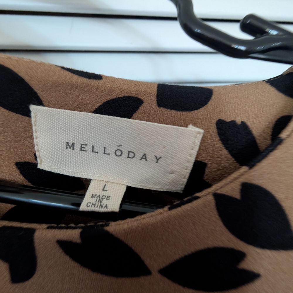 MELLODAY Tan and Black Leaf Pattern Top